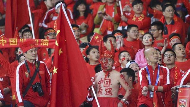 脱岳裙子从后面挺进去小说
